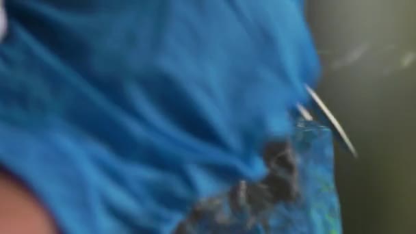 Oigenkännlig person sprickbildning is med gaffel — Stockvideo