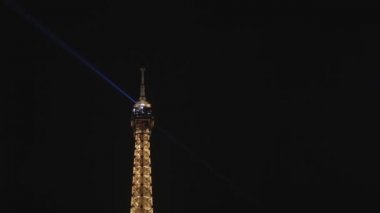 gece aydınlatma ve projektörler ile Eyfel Kulesi