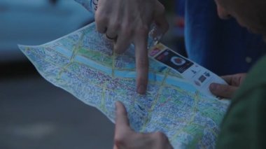 turistler haritaya bakın