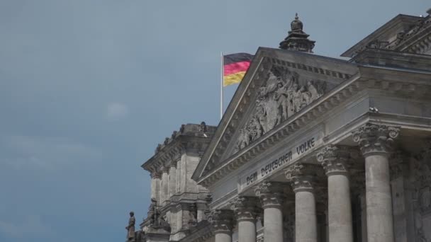 Reichstag con la bandera de Alemania — Vídeo de stock