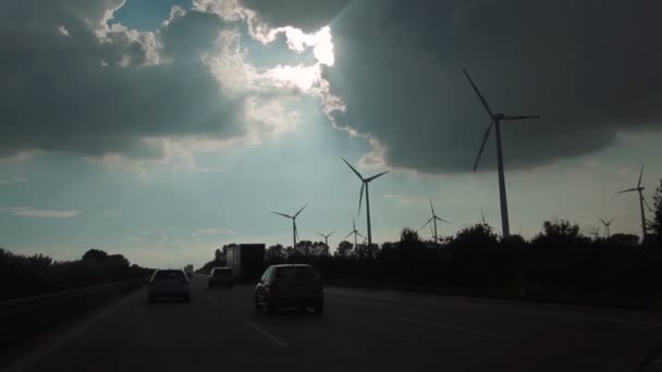 Mulini a vento lungo l'autostrada — Video Stock