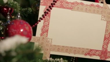 kartpostal-tutucu üstünde o ile Noel ağacı