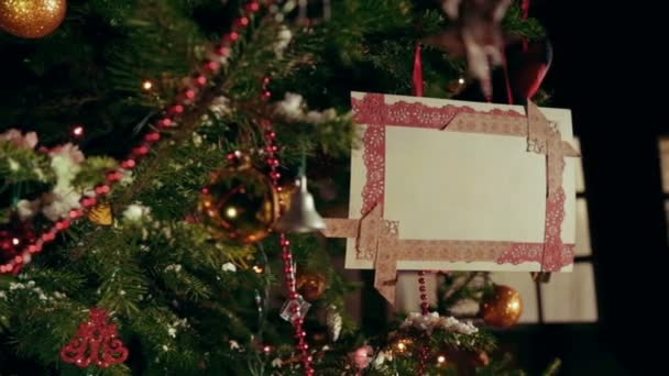 Árbol de Navidad con postal-marcador de posición en él — Vídeo de stock