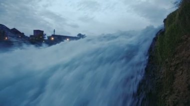 Akşam Rheinfall şelale. İsviçre