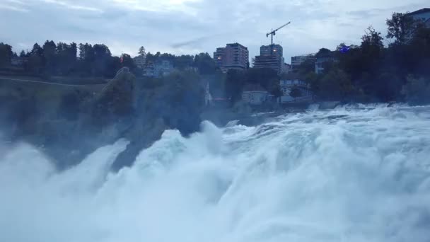 Rheinfall waterval aan avond. Zwitserland — Stockvideo