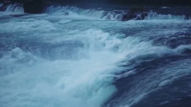 夜で滝。スイス — ストック動画