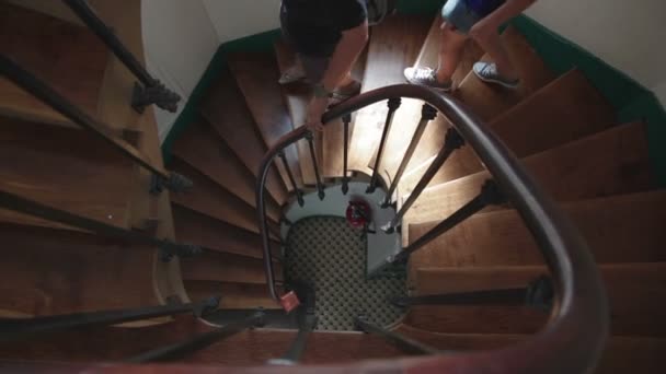 People get down the stairs — Stock Video