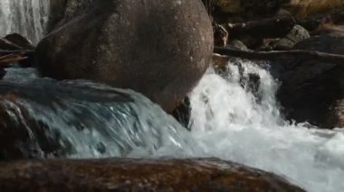 Korbu şelale (Rusya, Sibirya Altay Cumhuriyeti'nin dağlarında)