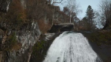 Korbu şelale (Rusya, Sibirya Altay Cumhuriyeti'nin dağlarında)