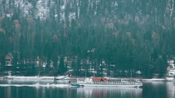 Fartyg på Teletskoe sjö mot berg, Altay — Stockvideo