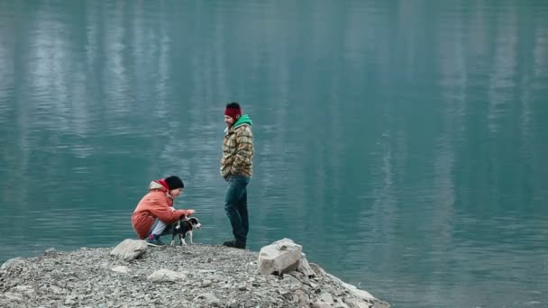 Altay göl kıyısında köpekle oynamayı Çift — Stok video