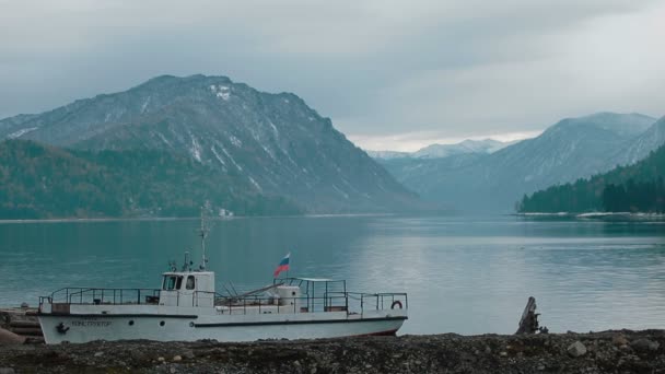 Ship on Teletskoe lake against mountains, Altay — Stock Video