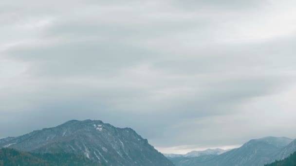 Fartyg på Teletskoe sjö mot berg, Altay — Stockvideo