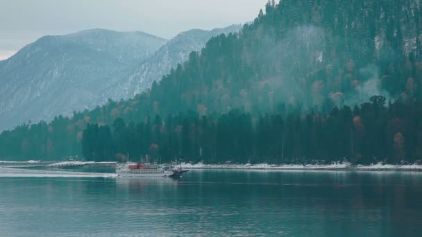 Navio no lago Teletskoe contra montanhas, Altay — Vídeo de Stock