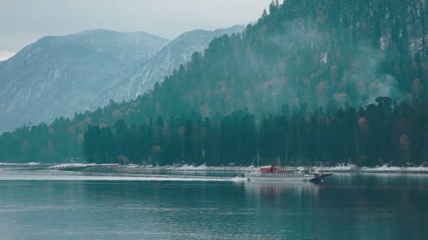 Navire sur le lac Teletskoe contre les montagnes, Altay 