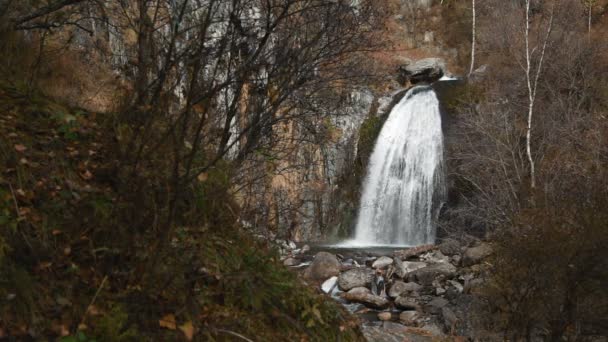 Waterfall in mountains of Altay Republic (Russia, Siberia) — Stock Video