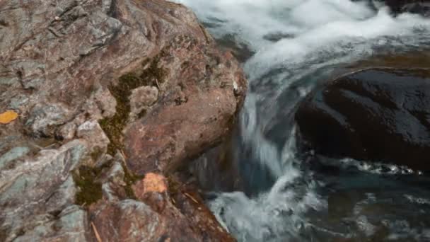 De Korbu waterval in bergen van Altaj Republiek (Rusland, Siberië) — Stockvideo