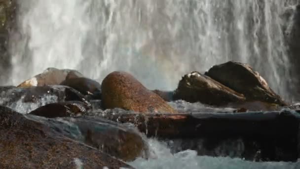 De Korbu waterval in bergen van Altaj Republiek (Rusland, Siberië) — Stockvideo