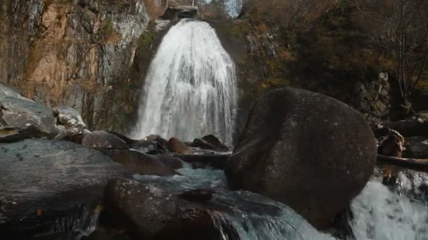 Korbu şelale (Rusya, Sibirya Altay Cumhuriyeti'nin dağlarında) — Stok video