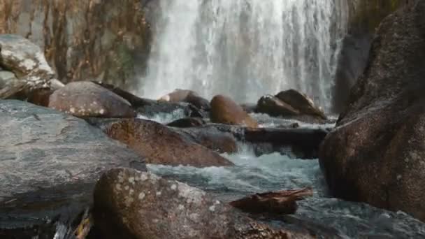 De Korbu waterval in bergen van Altaj Republiek (Rusland, Siberië) — Stockvideo