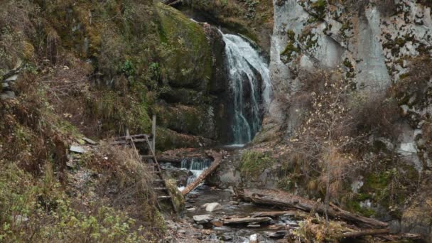 Vattenfall i bergen i Altay republiken (Ryssland, Sibirien) — Stockvideo