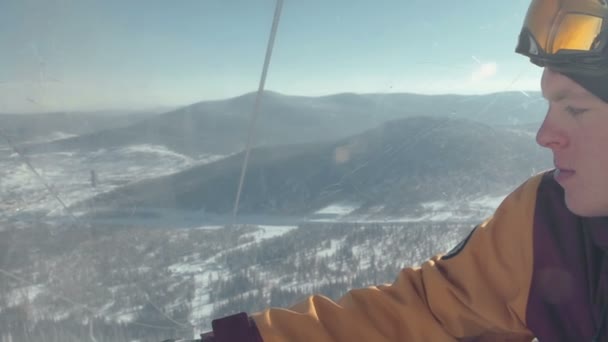 Сноубордист на подъемнике — стоковое видео