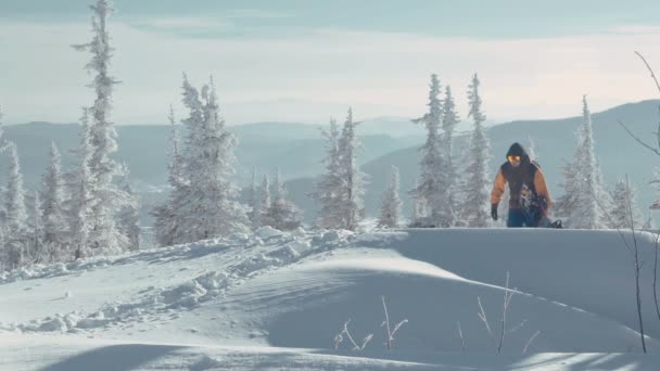 Hombre llevando snowboard — Vídeos de Stock