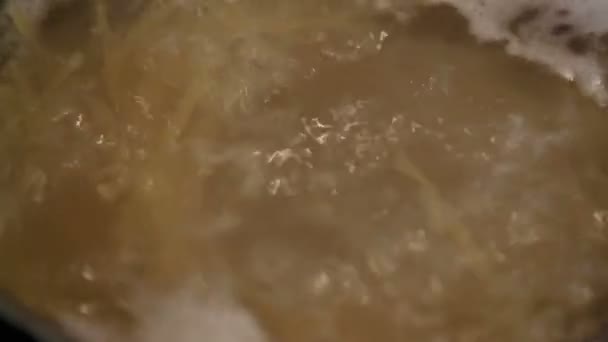 鍋にスパゲティ — ストック動画