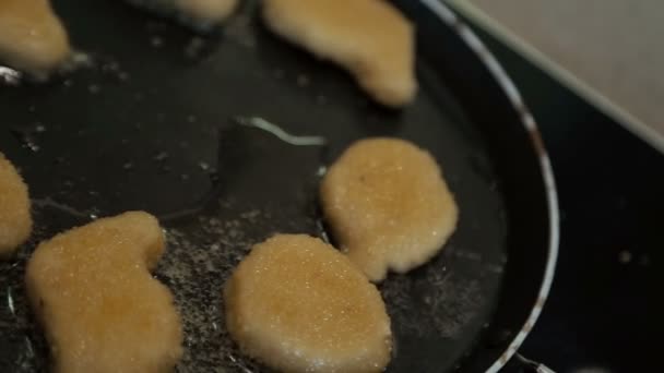 Kipnuggets in een pan — Stockvideo