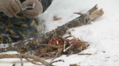 Adam yapma kamp ateşi.