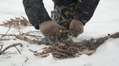 Adam yapma kamp ateşi.