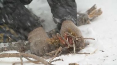 Adam yapma kamp ateşi.