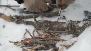 Adam yapma kamp ateşi.