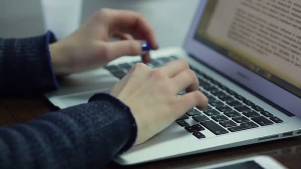 Mujer escribiendo a mano en el teclado del ordenador portátil — Vídeo de stock