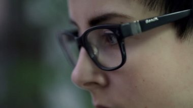 Pencereden bakan kadın