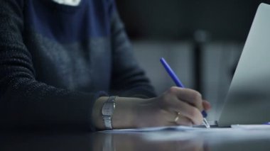 Kadın el yazma ve tipik dizüstü klavye