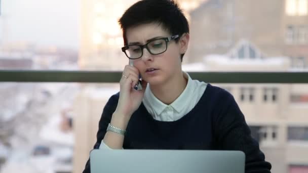 Frau tippt Hand auf Laptop-Tastatur — Stockvideo