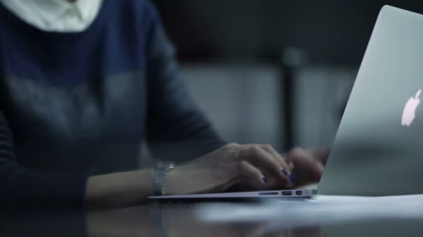 Женщина вручную печатает на клавиатуре ноутбука — стоковое видео