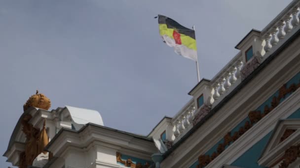 Zavřít pohled palác Kateřiny a Imperial ruské vlajky — Stock video