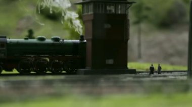 Dumanlı bir buharlı lokomotif modeli