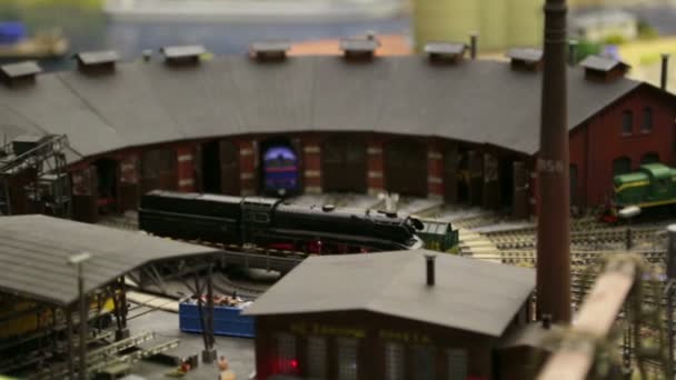 Dumanlı bir buharlı lokomotif modeli — Stok video
