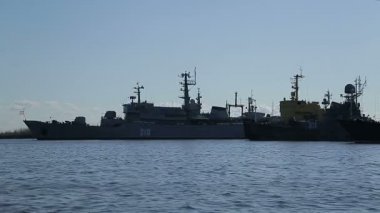 Siluet satır savaş gemilerinin Kronstadt Bay