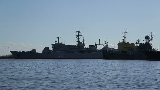 Силуэт ряда военных кораблей в заливе Кронштадт — стоковое видео