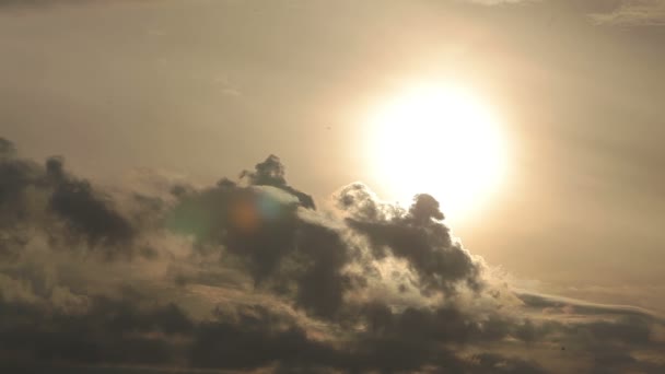 Помаранчеве небо і драматичне сонце — стокове відео