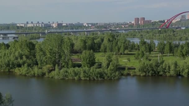 Червоний міст через річку оф в — стокове відео