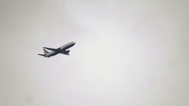 Avión en el cielo al amanecer — Vídeos de Stock