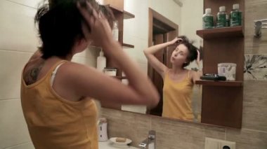 genç kadın banyoda