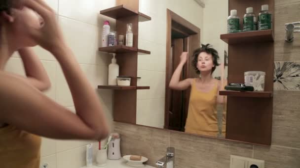 Mujer joven en el baño — Vídeo de stock