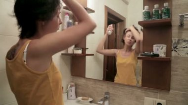 genç kadın banyoda