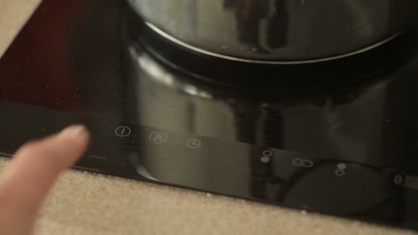 Woman turning on the oven. — Stock Video